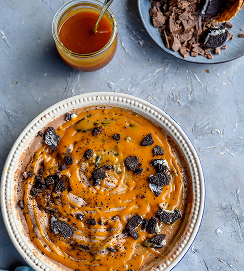 Zubereitung des Double-Chocolate-Caramel-Eis