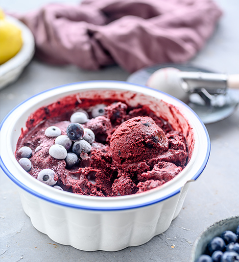 Zubereitung des Blaubeer-Zitronen-Eis
