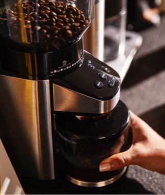 Befüllen der elektrischen Kaffeemühle von Tchibo mit ganzen Bohnen