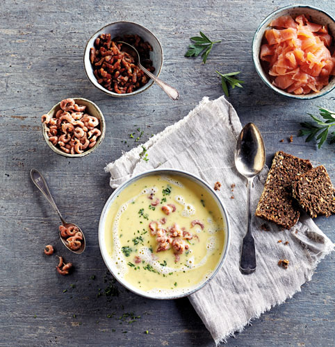 SCHWEDISCHE KARTOFFELSUPPE MIT SPECK, LACHS UND KRABBEN