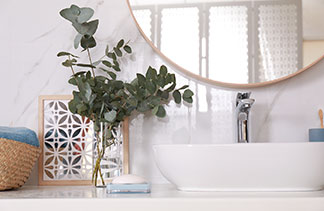 Aufbwahrungskörbe stehen im Badezimmer neben einer Toilette.