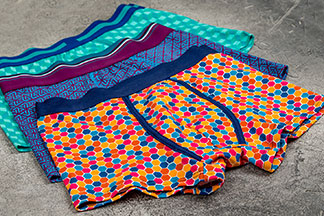 Verschieden gemusterte Boxershorts für Männer im Panty-Style.