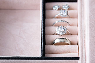 Silber-Ringe in einer Schmuckbox.