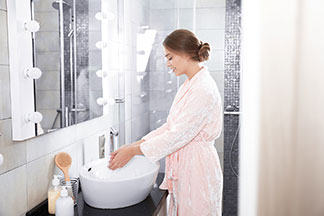 Ein bequemer und eleganter Bademantel sorgt für Wellness-Feeling.
