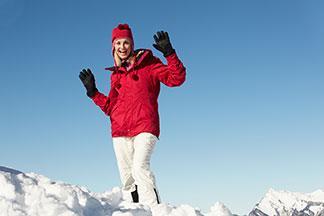 Eine Frau trägt eine rote Winterjacke.