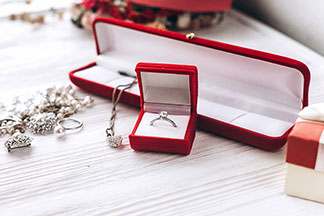 Eine Schmuckbox mit vielem verschiedenen Silber-Schmuck.