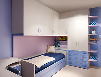 Eckschrank für optimale Raumnutzung: Ein lila gestrichenes Kinderzimmer, in dem ein weißer Schlafzimmerschrank mit blauen Griffen und Schubladen steht – über dem Bett verlaufen weiße Hängeschränke.