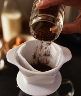 Schritt 2: Papierfilter anfeuchten & Kaffee einfüllen