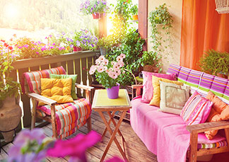 Plastikgeschirr eignet sich perfekt für draußen. Zum Beispiel für die Benutzung auf dem Balkon oder beim Picknick.