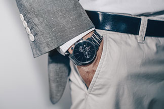 Nahaufnahme einer Herrenuhr mit einem Metallarmband.