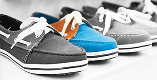 Herren-Halbschuhe für die Freizeit: Nahaufnahme von verschiedenfarbigen Lederslippern für Herren.