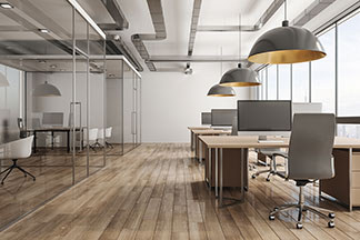 Lichtdesign im Büro: Moderne runde Hängeleuchten in einem Großraumbüro.