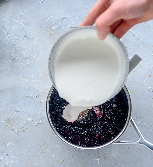 Zubereitung des Blaubeer-Zitronen-Eis