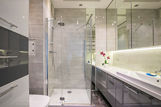 Ein Badezimmer mit Dusche und entsprechendem Duschkopf.