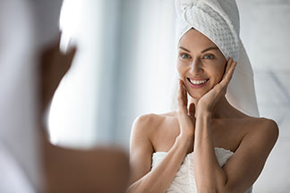 Eine Frau nimmt sich eine Auszeit im Badezimmer.