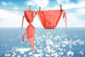 Ein Bikini hängt an der Wäscheleine.
