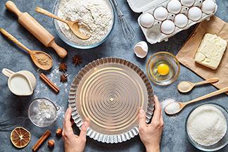 Alle Zutaten werden beim Backen vermischt und in die Backform gegeben.