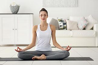 Beim Yoga kann man super ein Sporttop tragen.