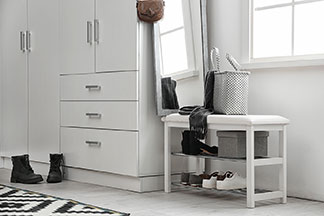 Im Flur sollte genug Platz für Schuhe und Garderobe sein.