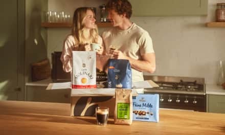 Frau öffnet Kaffee-Abo Lieferung
