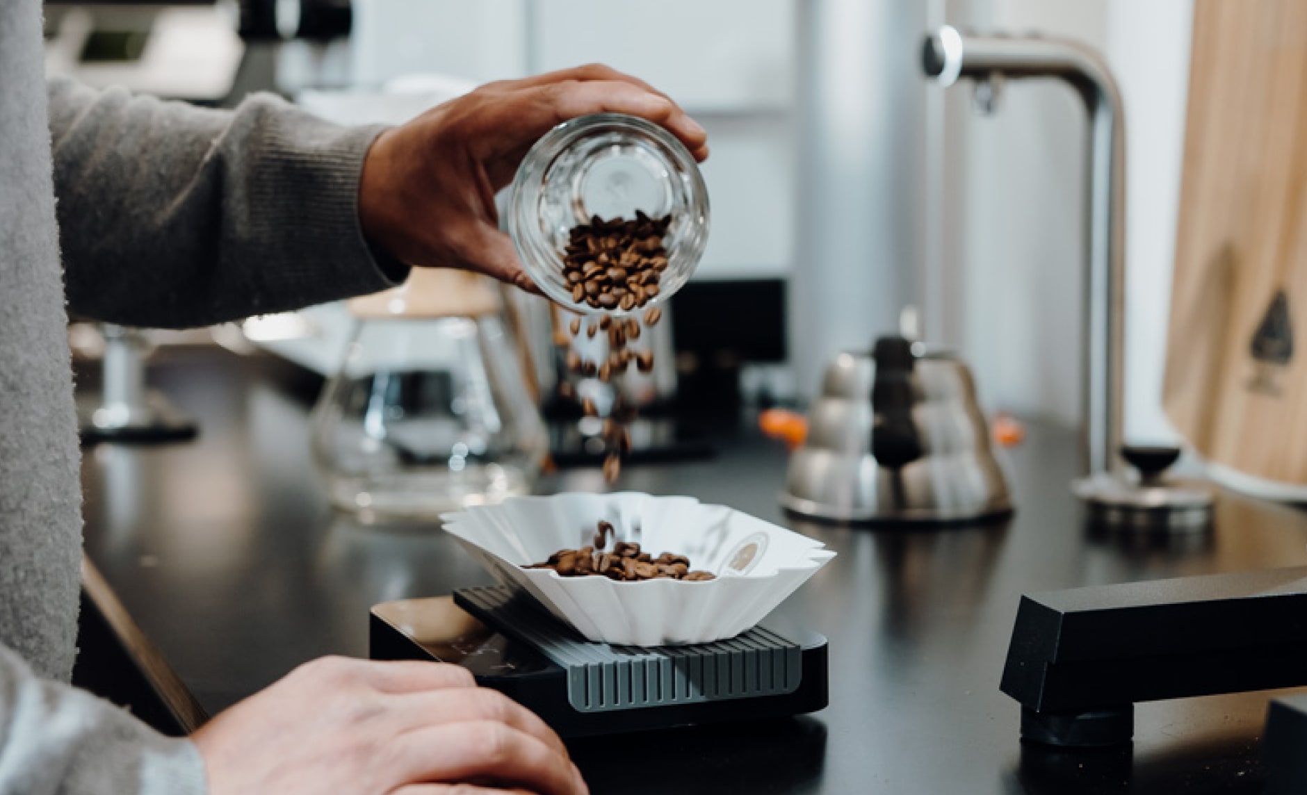 Kaffeebohnen werden abgewogen