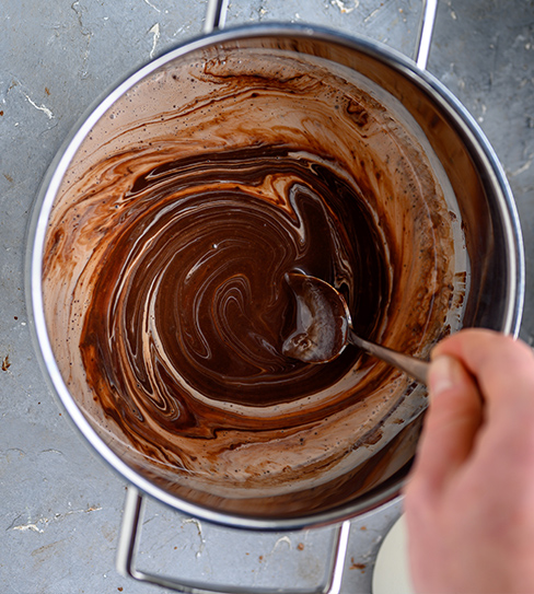 Zubereitung des Double-Chocolate-Caramel-Eis