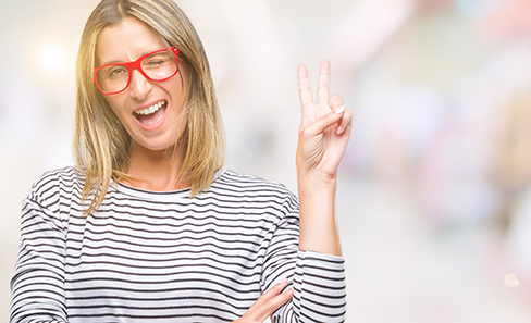 Gestreifte Damen-Oberteile liegen bei Frauen jeden Alters im Trend.