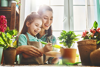 Pflanzen machen der ganzen Familie Spaß. In schicken Pflanzkübeln verschönern sie Wohnung und Garten.