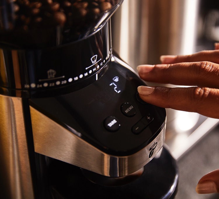 Mahlgrad der elektrischen Kaffeemühle wird händisch eingestellt