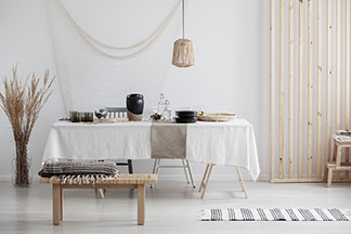 Hocker eignen sich super als Ablage im Wohnzimmer.