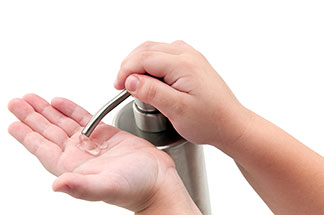 Badaccessoires mit Gütesiegel: Kinderhände bei der Benutzung eines Seifenspenders aus Metall.