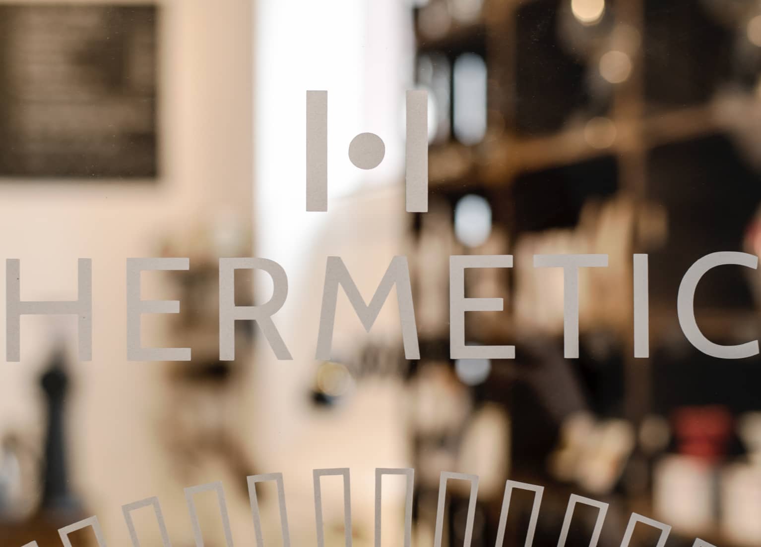 Das Logo der Rösterei Hermetic auf einer Schaufensterscheibe