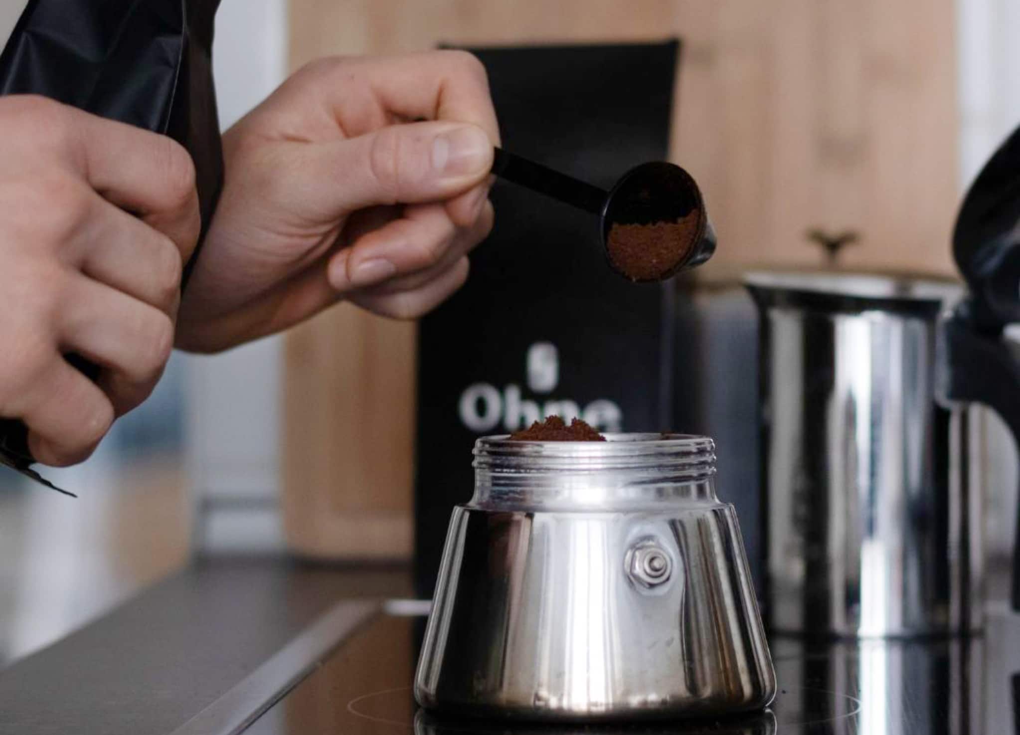 Ein Kaffee wird neben einer Packung von OHNE Coffee gebrüht