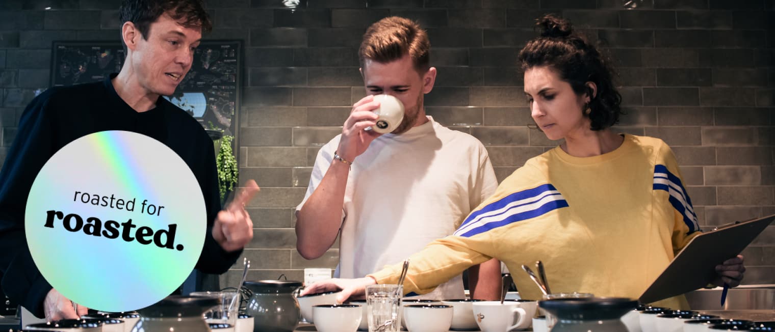3 Personen probieren ihren selbst zubereiteten Kaffee