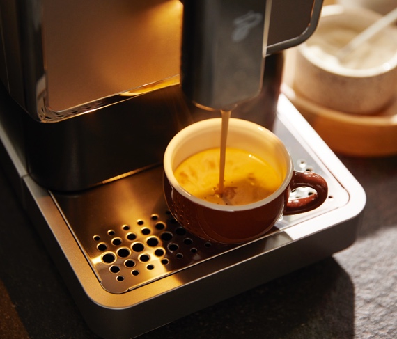 Kaffee-Vollautomat Esperto Caffè im Küchenumfeld