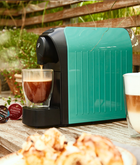 Cafissimo easy in Petrol mit vollem Caffè Crema Glas