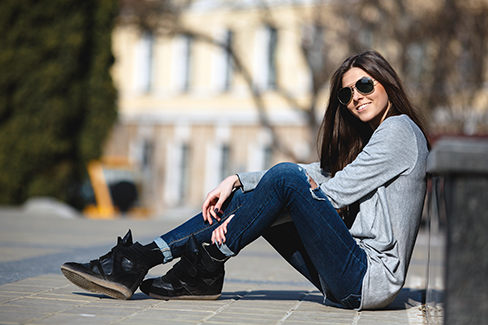 Dżinsy skinny sprawdzą się przede wszystkim u szczupłych kobiet, podkreślając nogi.