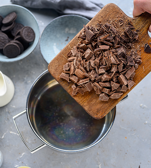 Zubereitung des Double-Chocolate-Caramel-Eis