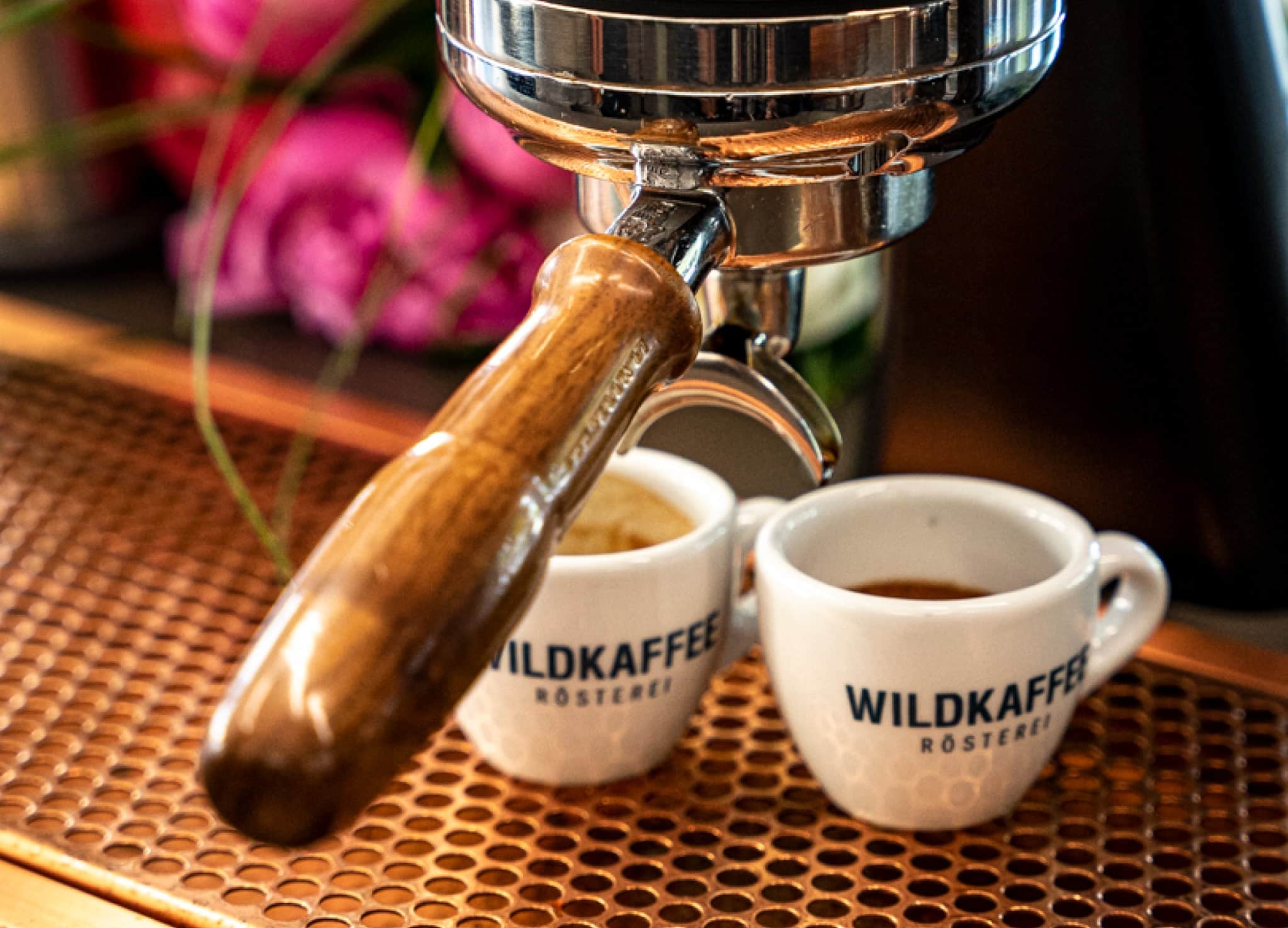 Zwei Espresso Tassen unter einer Siebträgermaschine