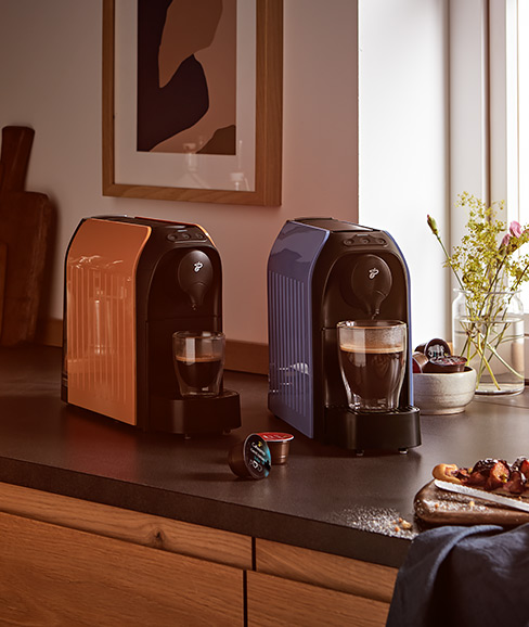 Cafissimo easy in Petrol mit vollem Caffè Crema Glas