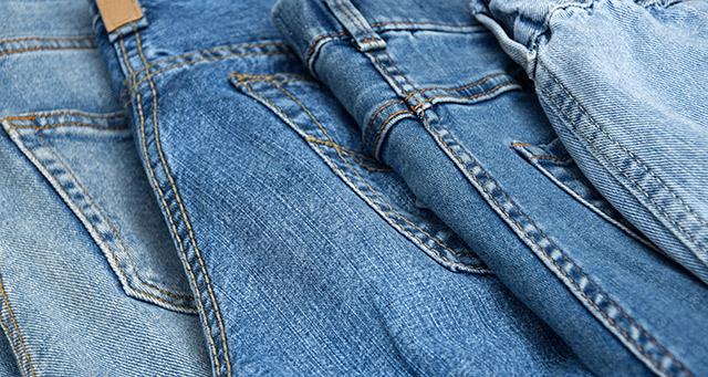 Essentials Herren Sportlich geschnittene Stretch-Jeans 
