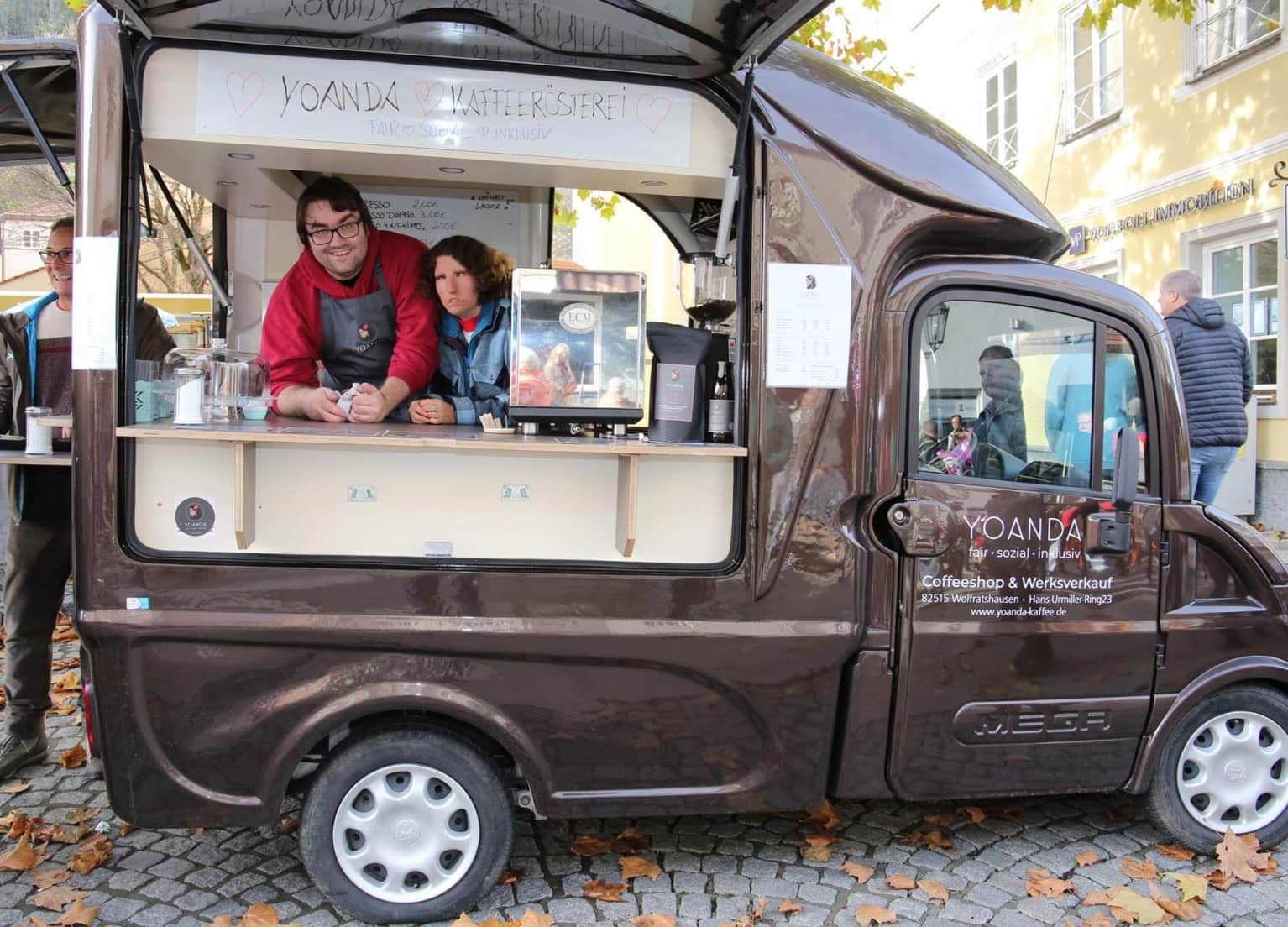 Van mit Kaffeeausschank und darin zwei YOANDA Mitglieder