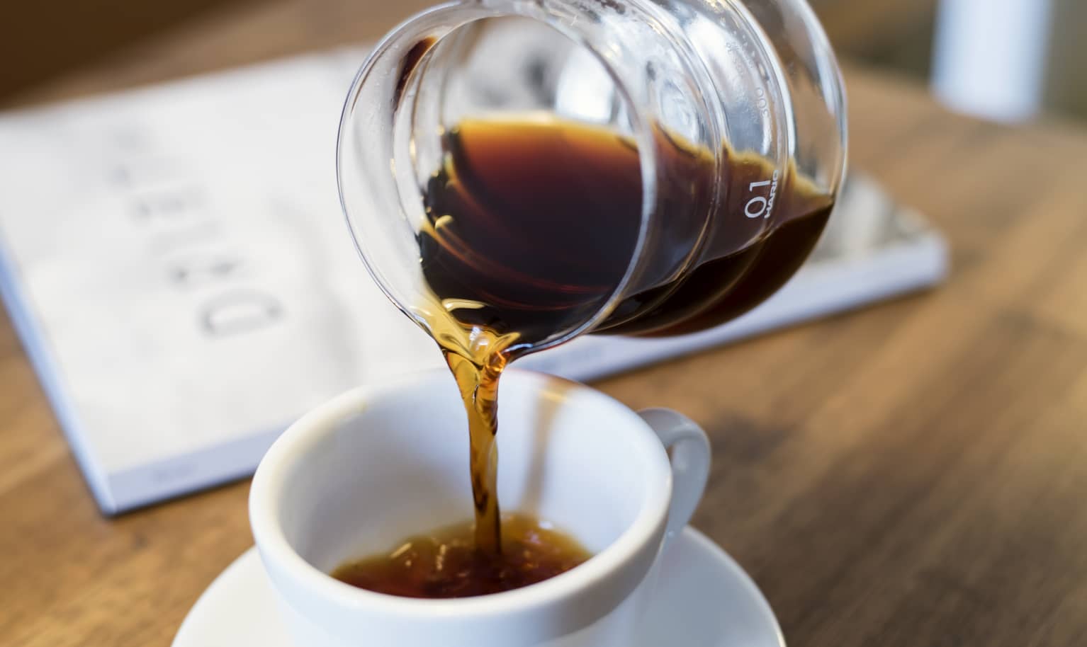 Kaffee wird in eine Kaffeetasse gegossen