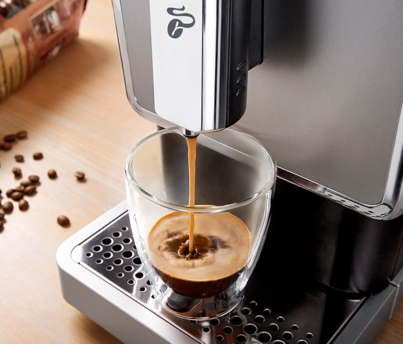 Zubereitung eines Espresso mit dem Esperto Caffè Vollautomaten