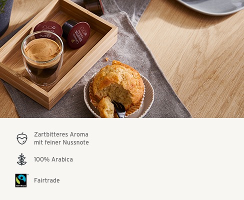 Barista Espresso Kapsel liegt in Holzschale mit zubereitetem Espresso