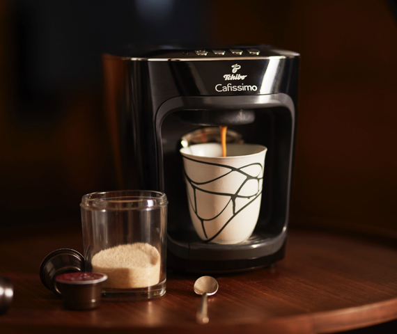Cafissimo mini in Schwarz mit Tasse unter dem Ausschank.