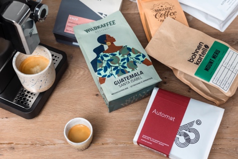 Verschiedene Sorten von Specialty Coffee für Vollautomaten auf dem Tisch ausgebreitet