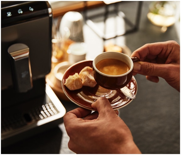Zubereitung eines Espresso mit dem Esperto Caffè Vollautomaten