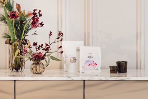 Zwei Packungen Specialty Coffee stehen auf einer Kommode