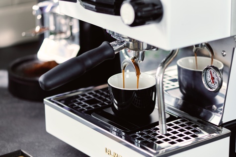 Espresso wird gerade mit Siebträgermaschine gebrüht